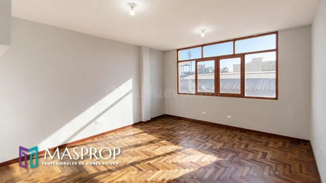 CALLE DEUSTUA – LOCAL COMERCIAL DE 5 PISOS CON ALTA CAPACIDA