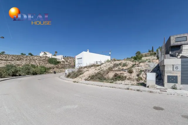 SOLAR URBANO EN ALTOS DE LA ZUBIA CON MAGNÍFICAS VISTAS — 3