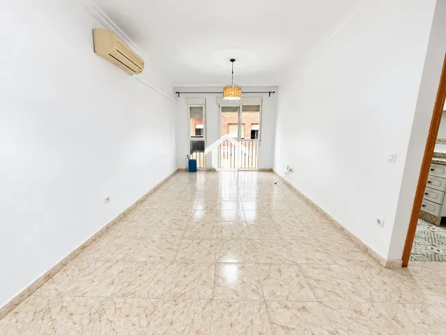 PISO EN VENTA EN ALICANTE. ZONA DE LA FLORIDA. 79m2, 2 habitaciones, 1 BAÑO, AMPLIO PATIO, PRIMERA PLANTA CON ASCENSOR. — 6
