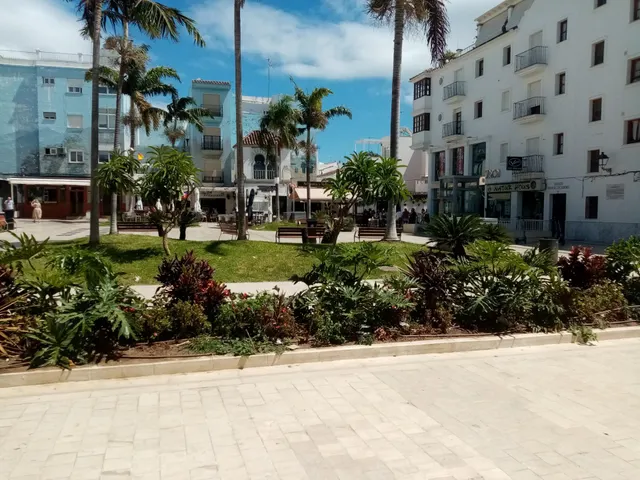 LOCAL COMERCIAL EN EL CORAZÓN DE ESTEPONA — A 100 M DE LA PLAZA CENTRAL — 25