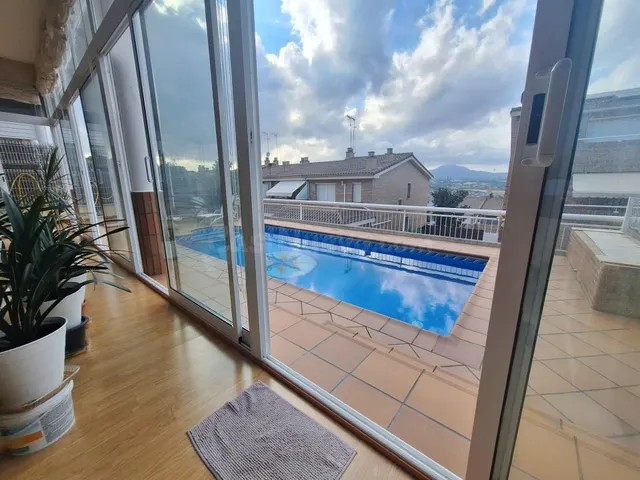 EXCLUSIVA CASA ADOSADA A TRES VIENTOS CON PISCINA PRIVADA EN - foto 4