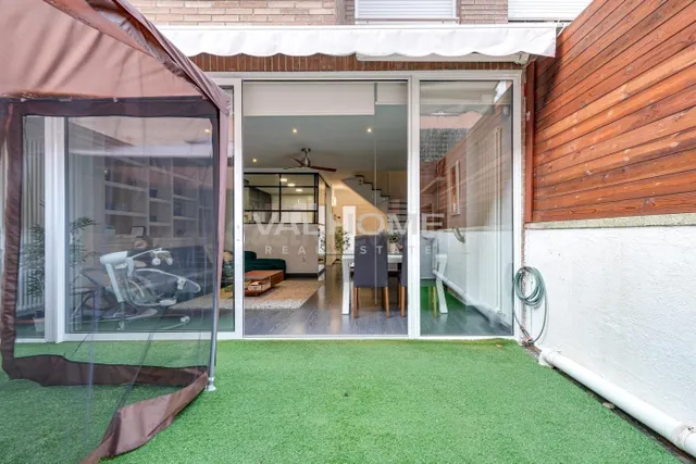 Fantástica casa adosada con piscina comunitaria en el Eixamp - foto 2