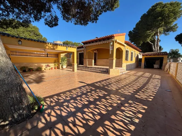 Chalet adosado reformado a solo 275m del mar en Punta Prima