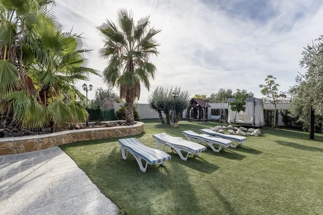 Chalet independiente con pozo propio y placas solares — 32