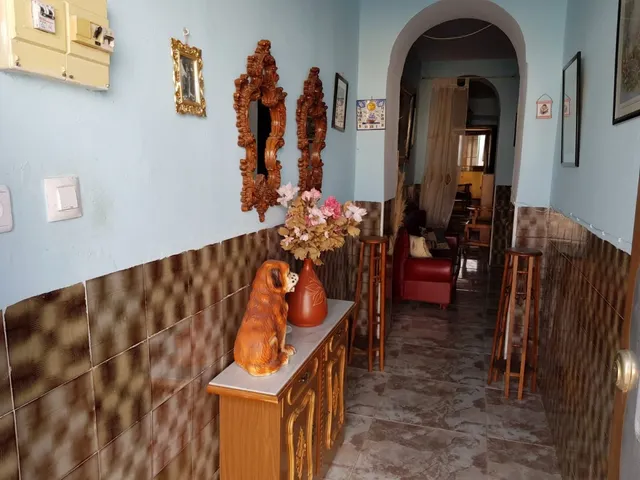 CASA CON COCHERA Y SALIDA A DOS CALLES — 5