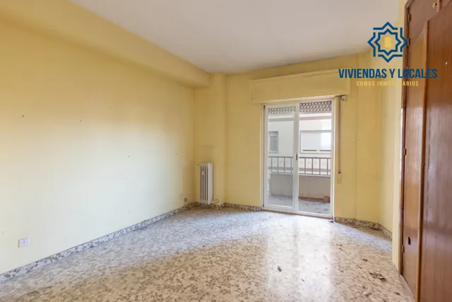 Piso en esquina con terraza y vistas a Plaza Mariana Pineda, Granada — 10