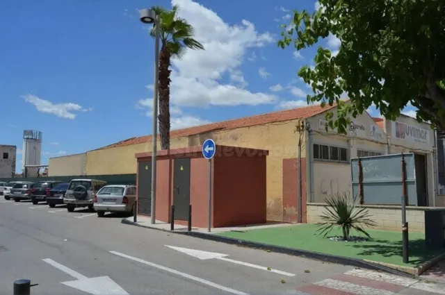 NAVE COMERCIAL TOP: Fachada Ctra. Santa Pola (Junto a McDona - foto 4