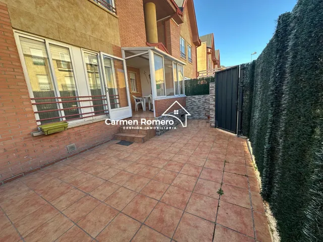 ADOSADO EN VENTA EN VILLAMAYOR. URB. PIEDRA DORADA