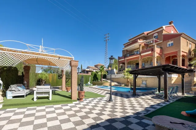 IMPRESIONANTE VILLA EN URB. LOS CEREZOS - foto 2