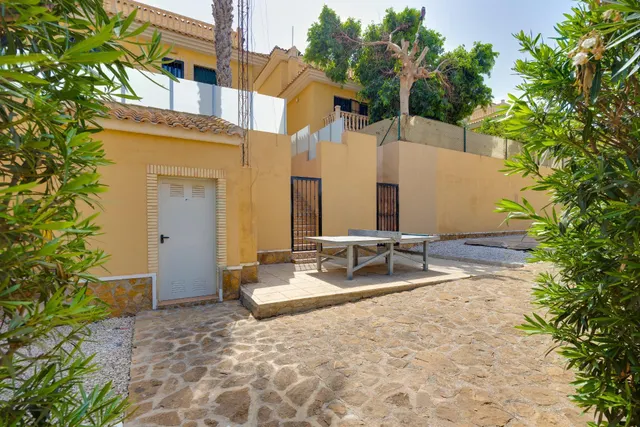 Bungalow de dos dormitorios y piscina comunitaria en Orihuela Costa — 31