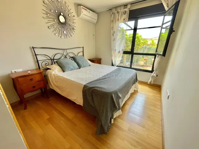 Planta baja de 2 dormitorios con amplio jardín privado, piscina y plaza de garaje — 15