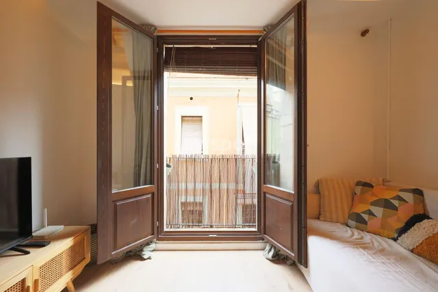 Elegante apartamento reformado de 1 dormitorio en el Raval - foto 5