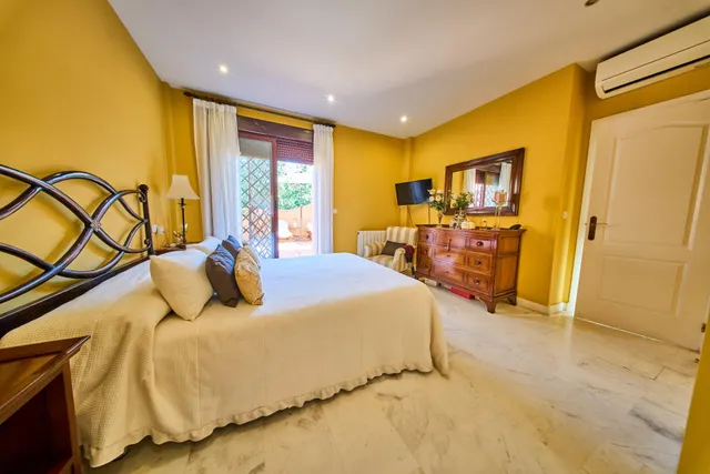 AMPLIA CASA DE 5 DORMITORIOS CON GARAJE, GRANDES TERRAZAS Y VISTAS AL CAMPO DE GOLF EN PLAYA GRANADA — 12