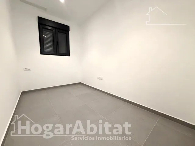 Estrena diseño y máxima eficiencia en esta moderna planta baja reformada con piscina y garaje — 19