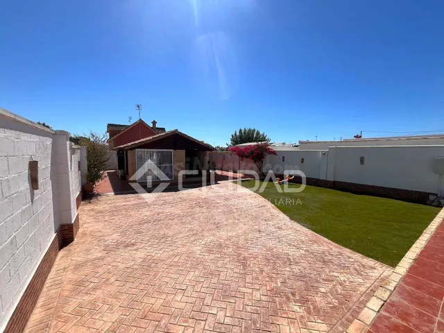 Casa con amplio terreno y piscina junto a Jaramar — 24