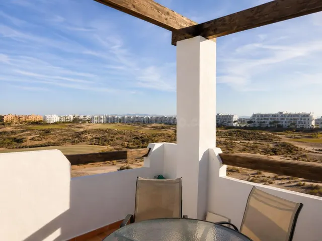 Ático de 2 dormitorios con solárium y vistas al campo de gol - foto 3