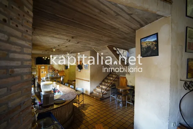Bar en la emblemática población de Bocairent. — 20