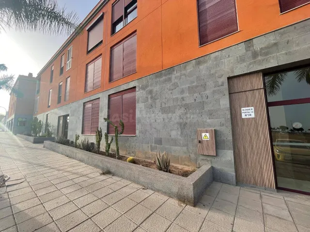 PISO EN VECINDARIO — 2
