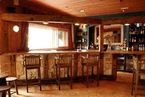 "Crea un ambiente acogedor y atractivo con nuestro bar de madera hecho a medida" — 4