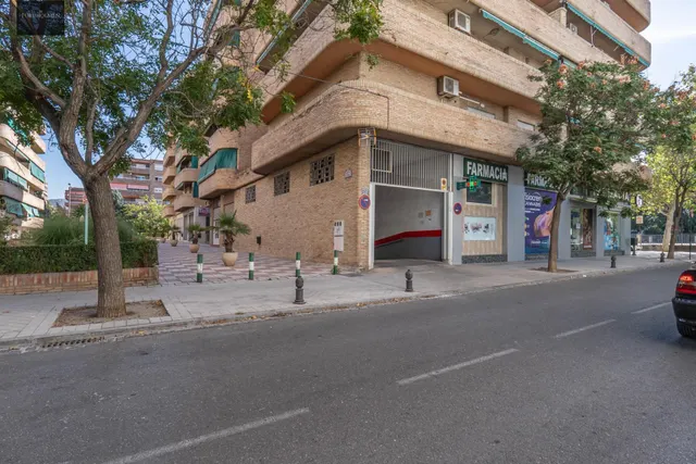 Plaza de garaje cerrado con estanterías en parque Genil cerca de Hospital La Inmaculada — 24