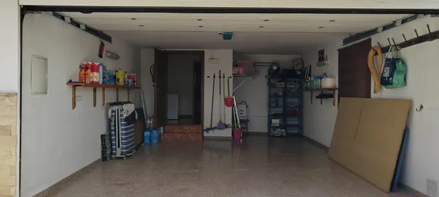 SE VENDE CHALET EN MUY BUENA ZONA PEGADO AL PUEBO Y A 20 MINUTOS DE ALICANTE — 36