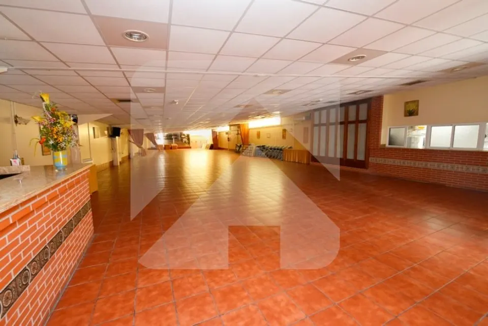 SALÓN PARA EVENTOS CON COCINA Y BARRA
