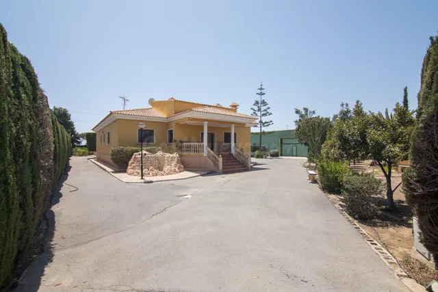 ESPECTARCULAR CAMPO CON 3 construcciones - foto 3