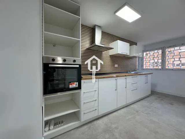 Inmoparadise les ofrece espectacular vivienda en venta en Alicante centro, el edificio los representantes . 120m2, 3 dormitorios, dos baños,reformada. — 30