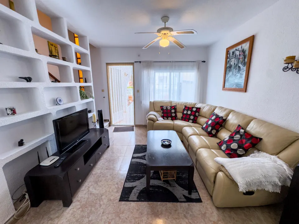 Encantador adosado de 2 plantas en Nueva Torrevieja — 2 dormitorios, 2 baños, gran patio y piscina comunitaria