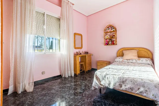 Chalet independiente con piscina privada, amplio jardín y 6 dormitorios en Bollullos de la Mitación — 21