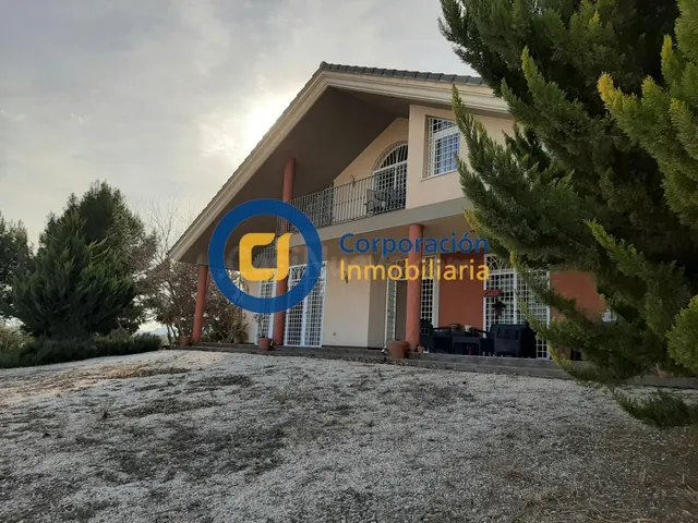 Chalet con tres dormitorios y amplio garaje en sótano en La  - foto 2