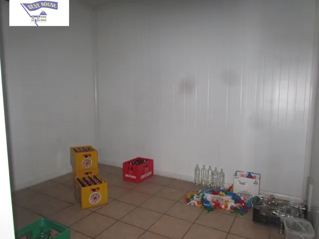 SE ALQUILA LOCAL AMPLIO — 9