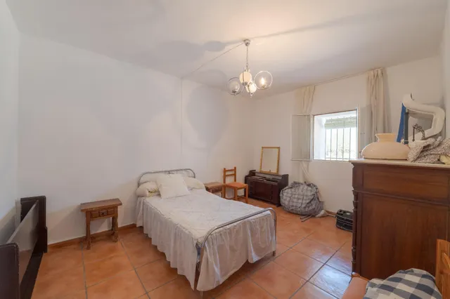 GRAN PARCELA CON VIVIENDA UNIFAMILIAR, 3 APARTAMENTOS, PISCINA Y VISTAS PANORÁMICAS EN PADUL (GRANADA) — 1.430 m2 DE TERRENO — 32