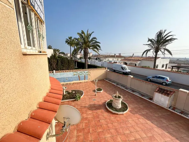 Chalet con piscina y amplias estancias en El Chaparral — 5