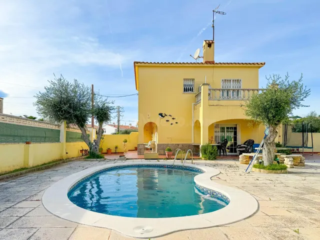 ¡Piscina privada y playa a 10 minutos! Chalet esquinero de 4