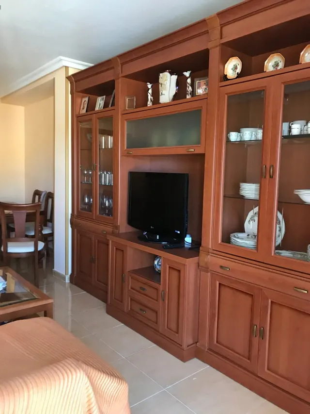 Se vende amplio piso en el centro, cocina, salón, 3 hab., 3 baños, trastero y garaje. Para entrar . — 4