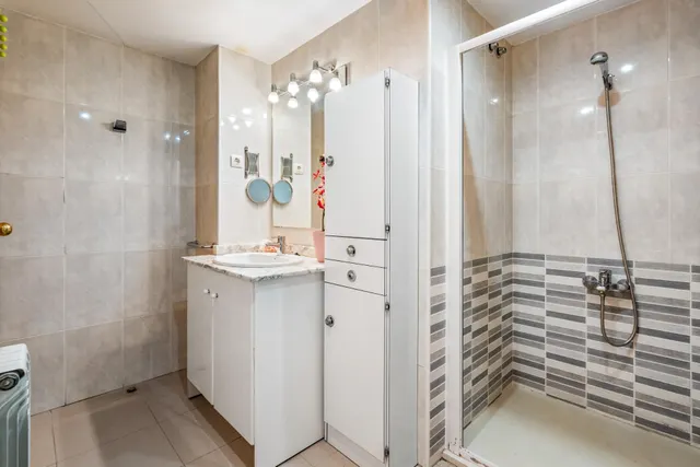 Piso 77m2., 3 Dormitorios, 2 Baños. Exterior con Patio y Ascensor. — 23