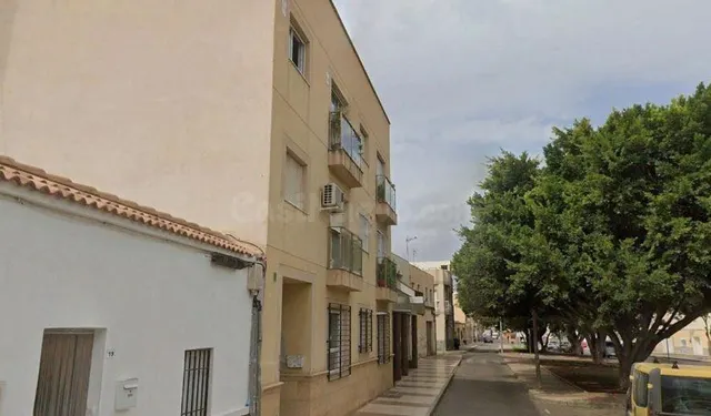 SE VENDE Piso OKUPADO en Calle Casablanca 21 Roquetas de Mar - foto 2