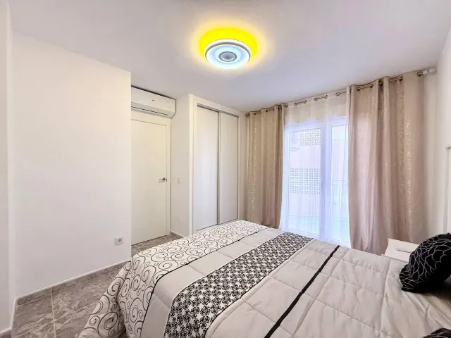 Apartamento reformado de 2 dormitorios en primera línea de Playa del Cura con vistas laterales al mar — 32