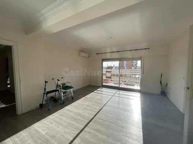 ESTUPENDO PISO CON ASCENSOR SIN AMUEBLAR EN LA MEJOR ZONA DE - foto 2