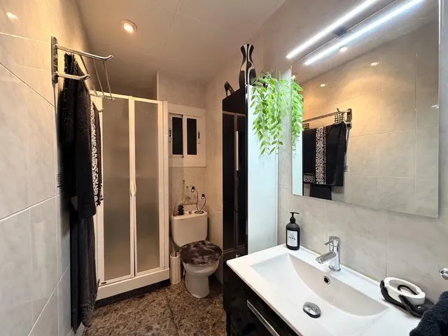 Piso impecable de 2 habitaciones con balcón en Badalona — 11