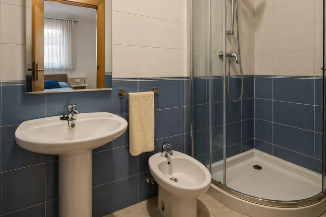 APARTAMENTO SEMINUEVO EN PRIMERA LÍNEA CON TERRAZA, PISCINA Y LICENCIA TURÍSTICA !! — 11