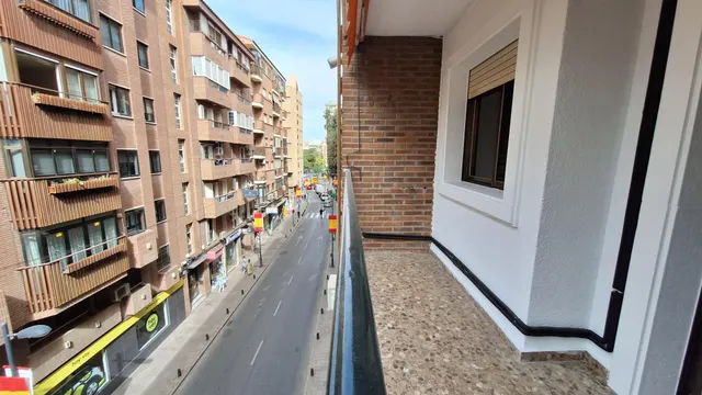 Piso SIN AMUEBLAR de 4 dormitorios, dos baños y plaza de garaje en la Calle Puerta Nueva — 6