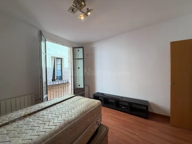 Vive en el corazón de Castelló d’Empúries: piso listo para entrar a vivir — 13