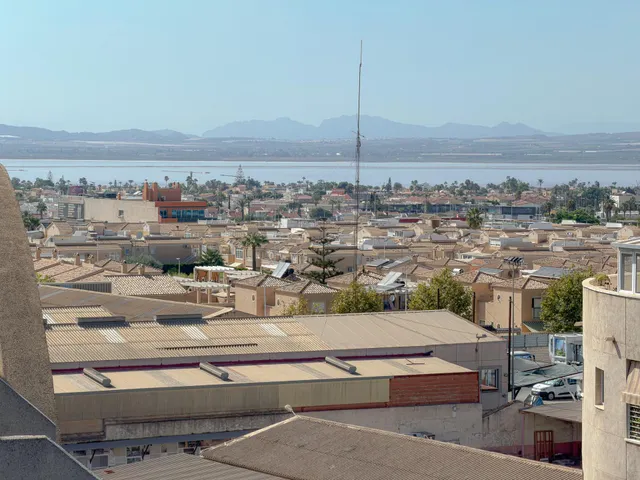 Centro! Interesante ático semireformado, con gran terraza e increíbles vistas panorámicas + 2 piscinas comunitarias — 20