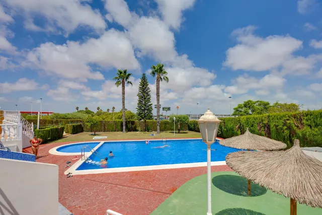 Bungalow planta alta reformado, en residencial con piscina comunitaria — 7