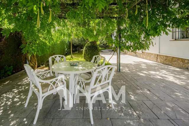 Casa en una planta con pabellón de invitados, piscina y garaje – Parcela 1.180 m2 — 14