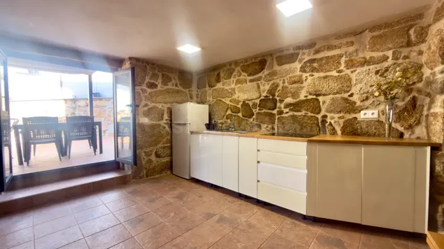 Encantador Chalet de Piedra Reformado - Listo para Vivir