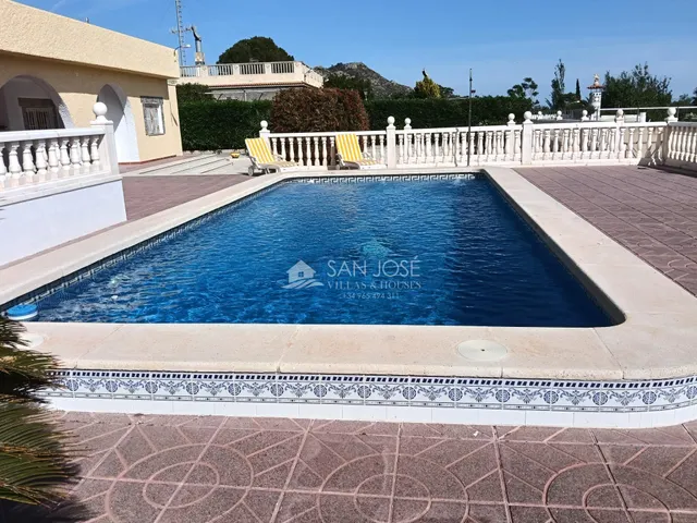 SE VENDE CHALET CON PISCINA EN BUEN ESTADO EN ASPE — 37