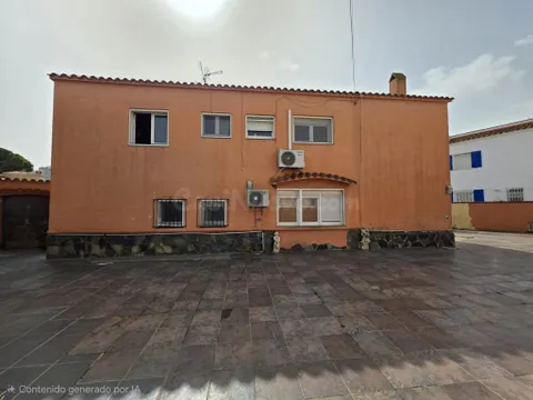 Casa con piscina y garaje a reformar en Empuriabrava